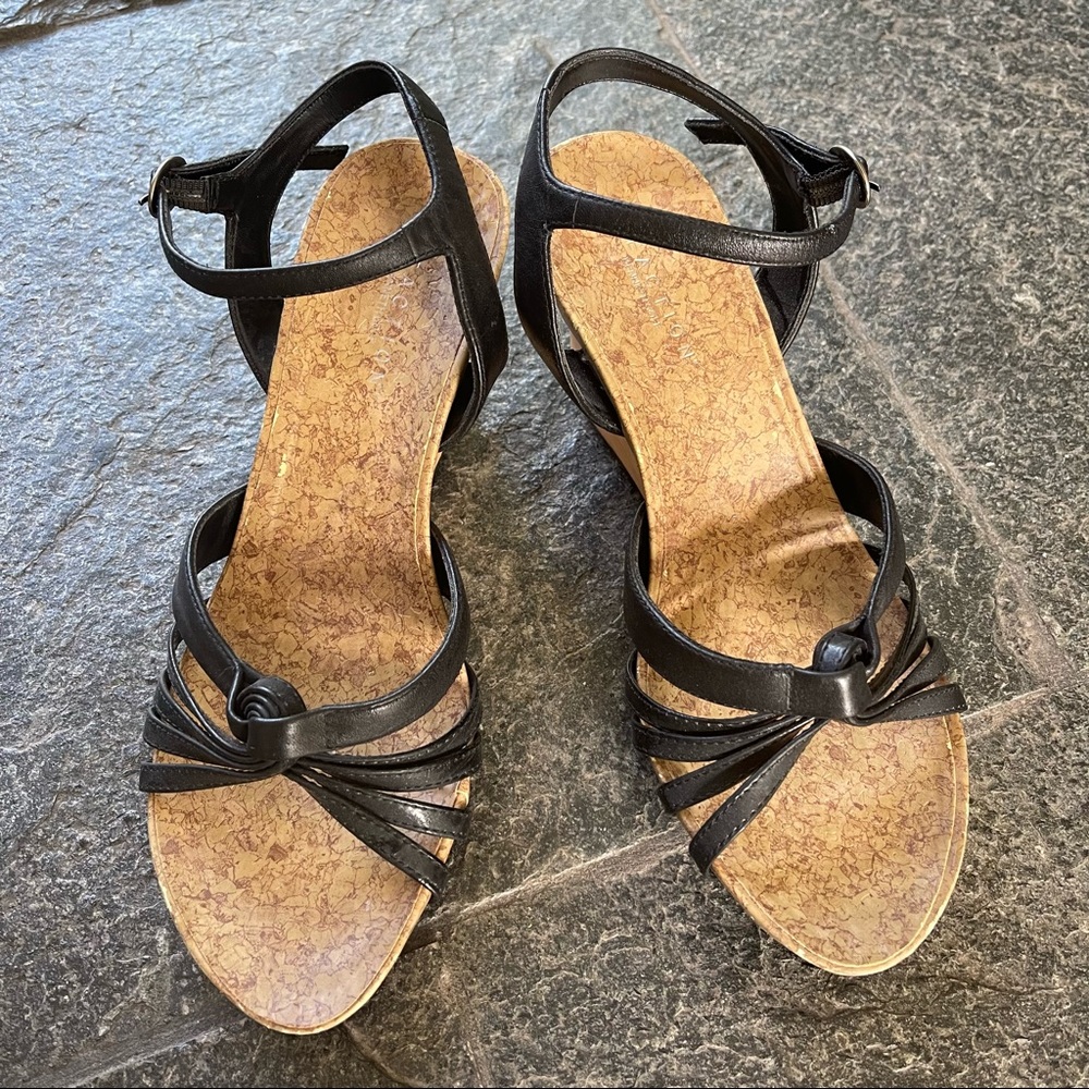 Kenneth Cole Reaction Wedge Sandal Sz 7.5